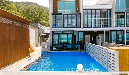 Room (104 Outdoor Pool Type B Family Room)