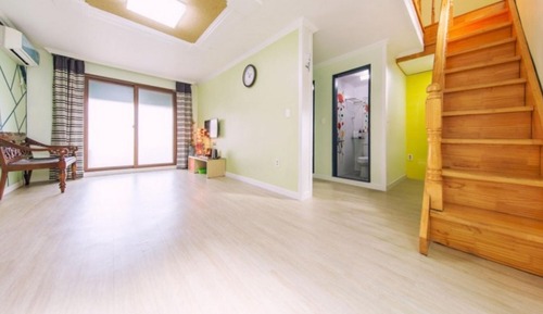 Room (Room 210 (medium-sized duplex karaoke)