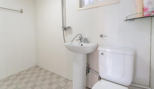 Room (Trudy Unshared House 7)