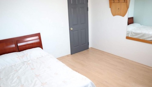 Room (Bed Room 102 (non-cooking))