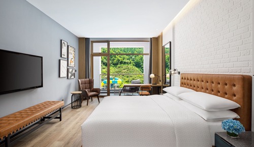 Deluxe Room, 1 King Bed, Mountain View