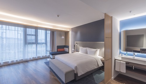 Standard Room, 1 King Bed, Mountain View (Extra Space)
