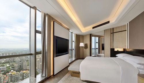 Deluxe Suite, 1 King Bed (Chairman)