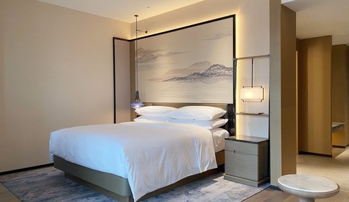 Room, 1 King Bed, Corner (Premium Deluxe)