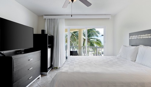 Standard Room, 1 King Bed, Pool View