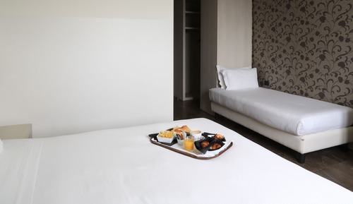 Triple Room (1 king bed and 1 single)