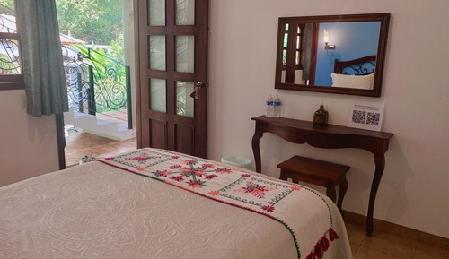 Business Room, Pool View (Orquídeas #1)