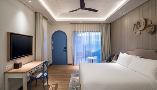 Premium Room, 1 King Bed (Deluxe)