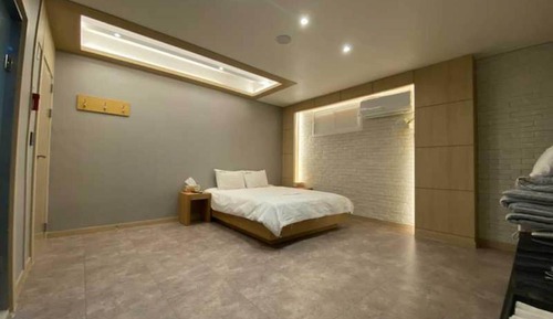 Room (Hansil (Large Netflix available))