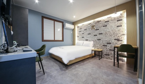 Room (Standard A (Netflix available))