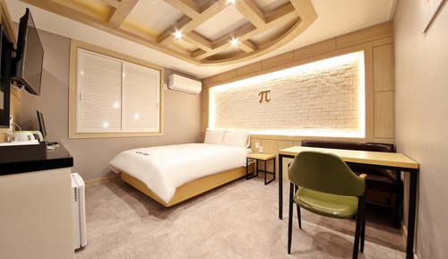 Room (Premium (You can watch Netflix))