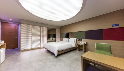 Room (Cinema Room (Netflix)(Breakfast))