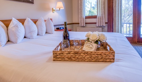 Superior King Lakeside w/ Shared Balcony