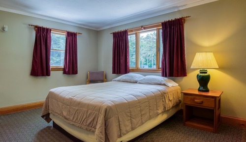 Tecumseh One Queen Room