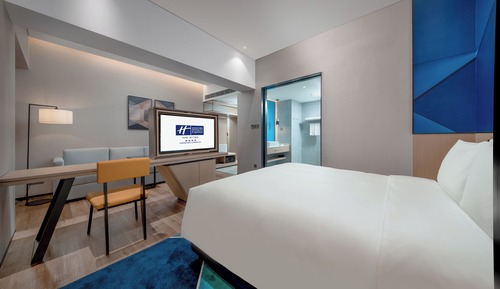1 King Bed Standard Extra Floor Space