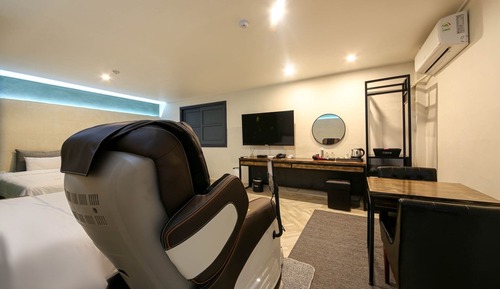 Room (Family Room (massage chair air purifi)