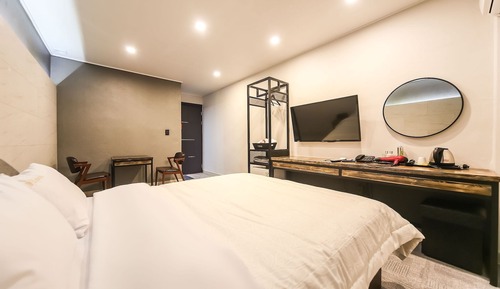 Room (Standard (Air Purifier Netflix Availa)