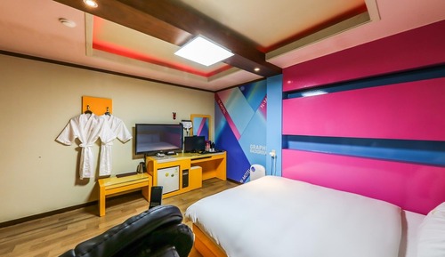 Room (Massage chair (private room Netflix a)