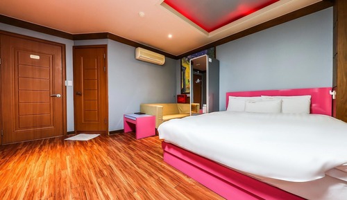 Room (Styler Room (Styler Netflix available)