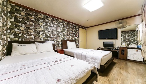 Room (Twin (minors are absolutely not allow)