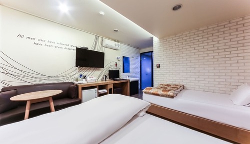 Room (Twin (High-end PC Netflix/Wave/Apple )
