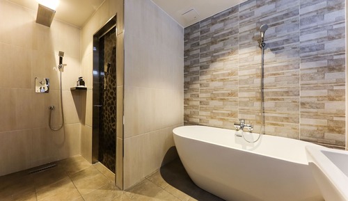 Room (Suite (TV Bathtub))