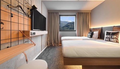 Room, 2 Twin Beds, Mountain View