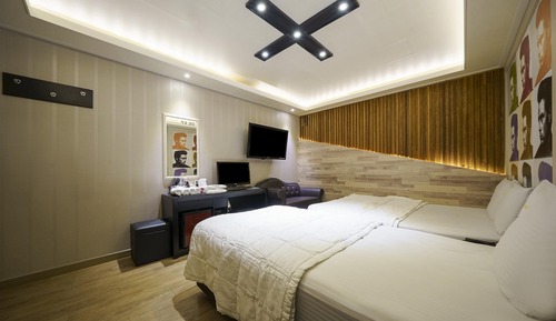 Room (Twin (Netflix available 1 double bed )