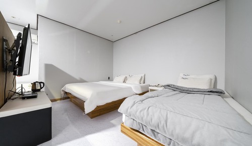 Room (Twin (Netflix available))