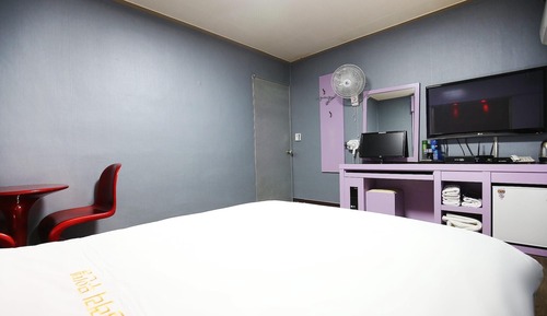 Room (1 person only (extra person charges 1)