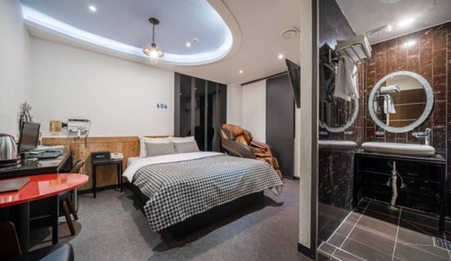 Room (Quick check-in/accommodation/private )