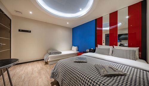 Room (Twin room (double + single available )