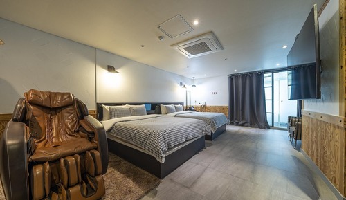 Room (Suite (75-inch Samsung TV random bath)