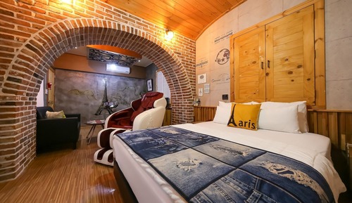 Room (Suite room-Massage chair (Netflix ava)