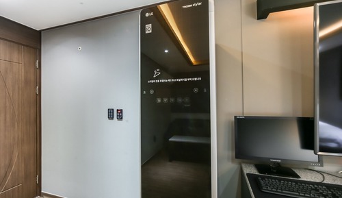 Room (Suite A (75-inch Smart TV) (Netflix a)