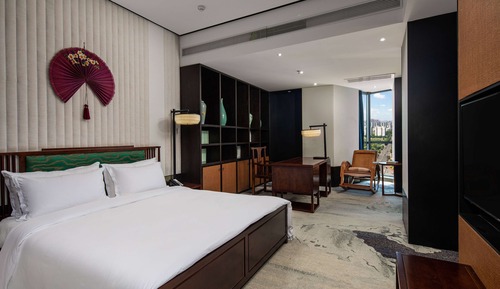 Deluxe Room, 1 King Bed, Bathtub