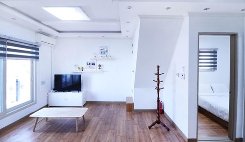 Room (Room 301 (1F))