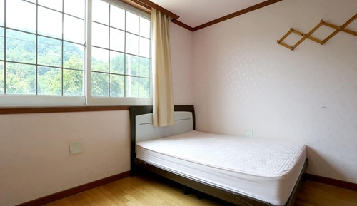 Room (Poppy Poppies (321))