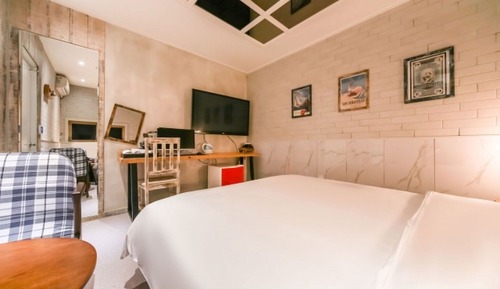 Room (Standard double (Netflix & Wave avail)