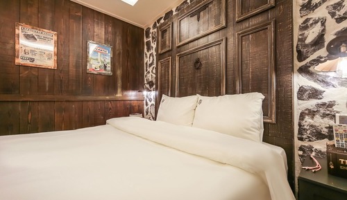 Room (Suite Double (Netflix & Wave viewing )