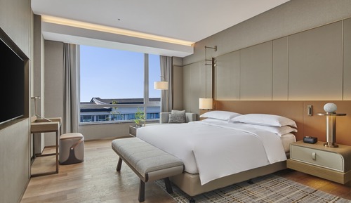Deluxe Suite, 1 King Bed (Ambassador)