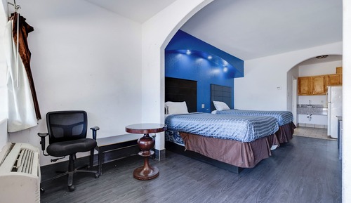 2 Queen Beds Smoking with Kitchenette