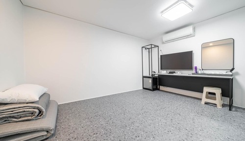 Room (Ondol (Netflix viewing available))