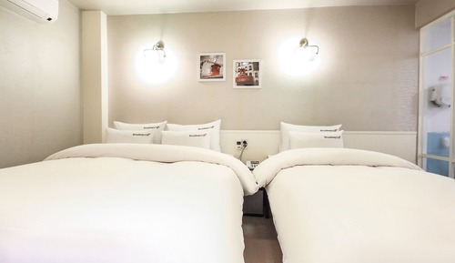 Room (Twin (Netflix available air purifier )