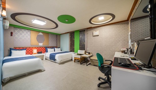 Room (Twin)