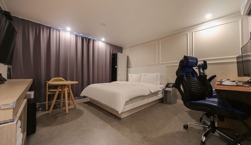 Room (Suite-service breakfast/gaming chair )