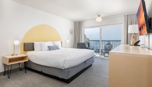 Deluxe Studio, 1 King Bed, Balcony, Ocean View