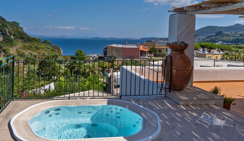 Romantic Suite, Terrace, Garden View (con Jacuzzi)