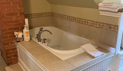 Signature Loft, 1 Queen Bed, Jetted Tub