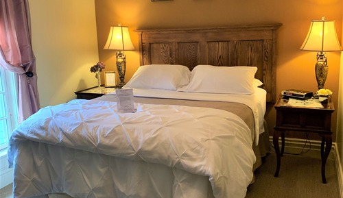 Standard Room, 1 Queen Bed, Garden View (Secord Room)
